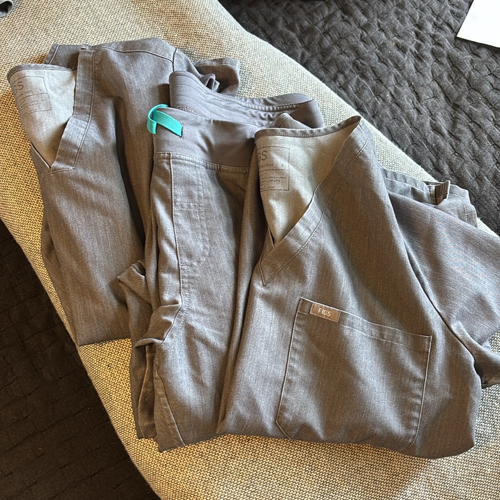 FIGS scrub set size L, 2 tops 1 bottom, color graphite